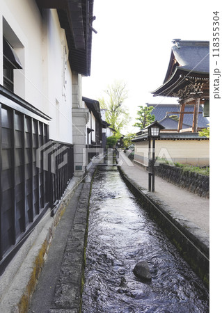 城下町の古い町並み 白壁土蔵と鯉が泳ぐ水路がある風景 城下町の古い町並み 白壁土蔵と鯉が泳ぐ水路がある風景 118355304