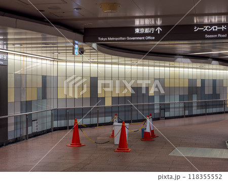 東京都市風景 天井から雨漏りしている都心の地下連絡通路 東京都市風景 天井から雨漏りしている都心の地下連絡通路 118355552