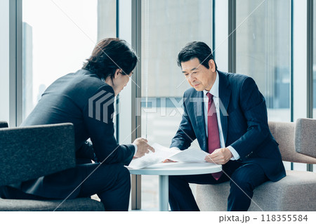 打合せをするビジネスマン　撮影協力：学校法人電波学園　東京電子専門学校 118355584