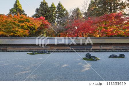 京都 龍安寺 方丈庭園の秋景色 京都 龍安寺 方丈庭園の秋景色 118355629