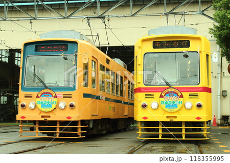 都電7000形　復刻塗装　7001号車（赤帯）と7022号車（青帯） 118355995