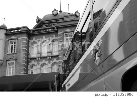 東京駅　駅舎と国鉄バス復刻塗装（モノクロ） 118355996