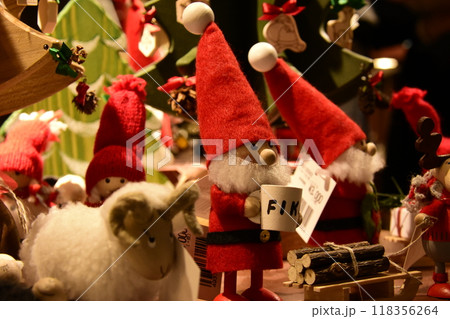 クリスマスマーケットのサンタの人形 118356264