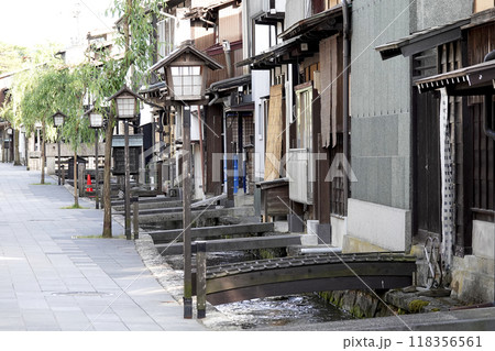 城下町の古い町並み 町家造りの古民家と鯉が泳ぐ水路がある風景 118356561