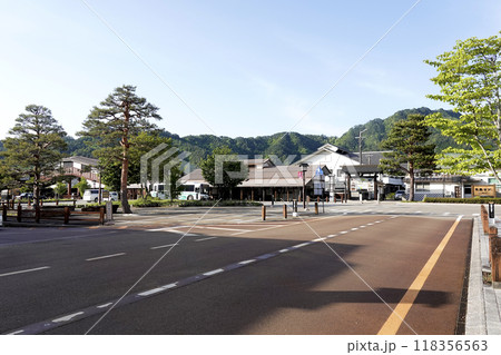 JR飛騨古川駅の全景 駅舎と山並み青空 JR飛騨古川駅の全景 駅舎と山並み青空 118356563