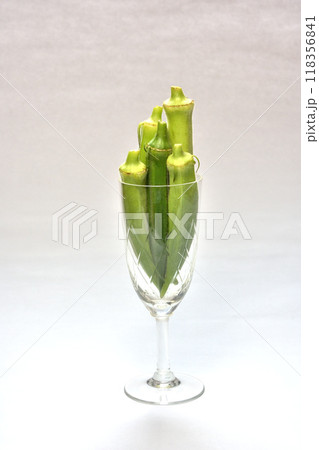 ワイングラスに入った夏野菜オクラ ワイングラスに入った夏野菜オクラ 118356841