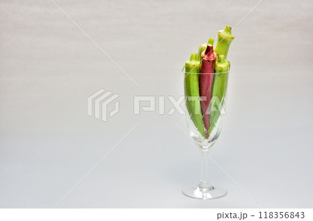 ワイングラスに入った夏野菜オクラ ワイングラスに入った夏野菜オクラ 118356843