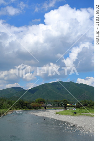根尾川を渡る夏の樽見鉄道 根尾川を渡る夏の樽見鉄道 118356902