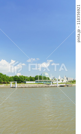 【東京都江戸川区】葛西臨海公園・水上バス発着場周辺(葛西海浜公園側から見た風景) 118356921