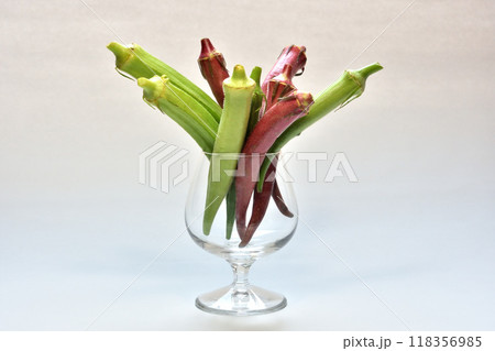 ワイングラスに入った夏野菜オクラ 118356985