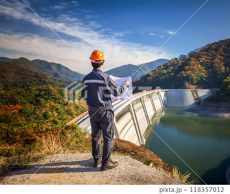 ダムを確認する男性のイメージ素材 118357012