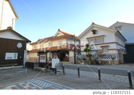 西条本町歴史広場内から見る酒蔵通り 118357151