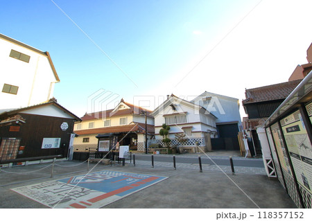 西条本町歴史広場内から見る酒蔵通り 西条本町歴史広場内から見る酒蔵通り 118357152