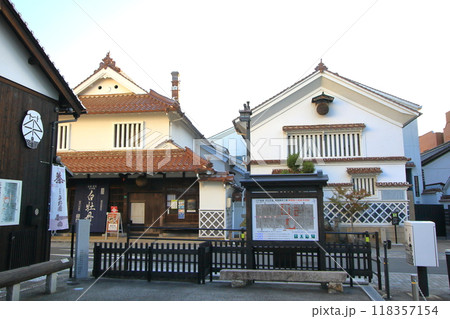 歴史の博物館のような西条酒蔵通り 118357154