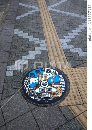 至る所にある酒蔵通りデザインのマンホール(蓋) 至る所にある酒蔵通りデザインのマンホール(蓋) 118357156
