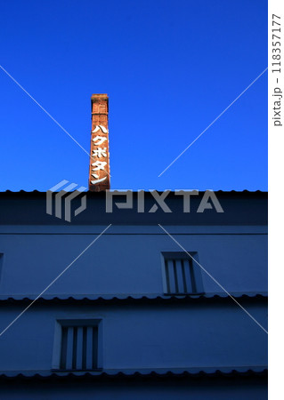 煙突に当たるスポットライト 118357177