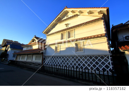 夕日を浴びてオレンジ色に染まる酒蔵 118357182