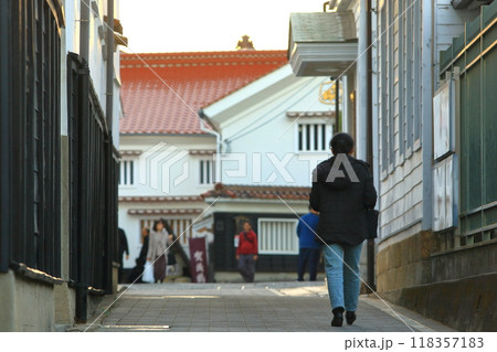 観光や帰宅する人達が往来する 夕方の西条酒蔵通り 観光や帰宅する人達が往来する 夕方の西条酒蔵通り 118357183