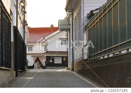 旅情感あふれる 夕方の西条酒蔵通り 118357185