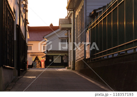 風情があり 旅情感あふれる夕暮れ時の西条酒蔵通り 118357193