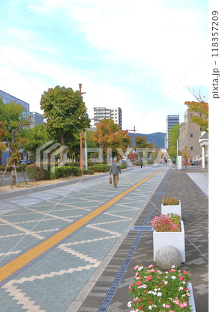 ブールバール通りと広い歩道 (東広島市役所横) 118357209