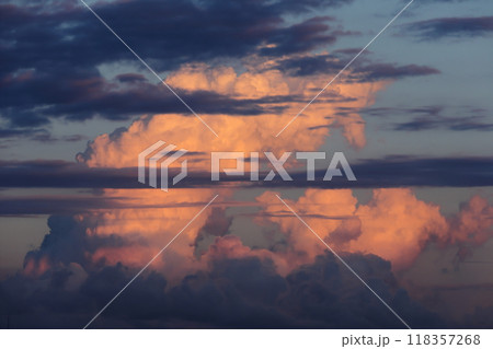 夕景の積乱雲 118357268