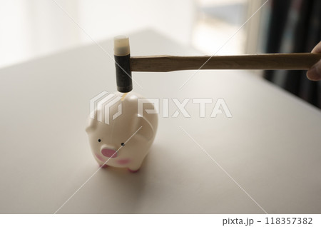 豚の貯金箱とハンマー 118357382