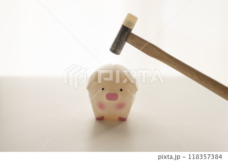 豚の貯金箱とハンマー 118357384