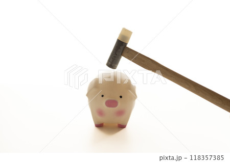 豚の貯金箱とハンマー 118357385