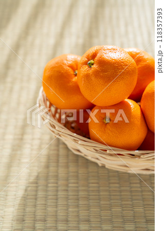 篭に盛られたみかん 118357393