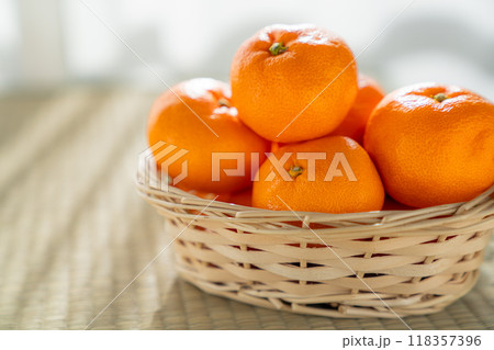 篭に盛られたみかん 篭に盛られたみかん 118357396