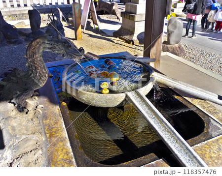 寺院の手水舎に飾られた美しい彩りの水玉 118357476