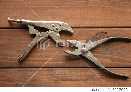 使い込まれたプライヤー 118357695