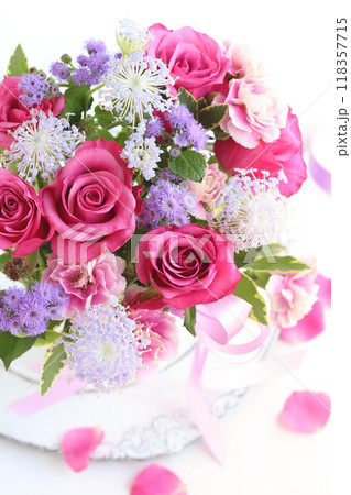 パープルのバラのアレンジ 118357715