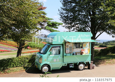 秋の花畑で出店するキッチンカー 秋の花畑で出店するキッチンカー 118357975