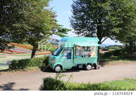 秋の花畑で出店するキッチンカー 秋の花畑で出店するキッチンカー 118358024