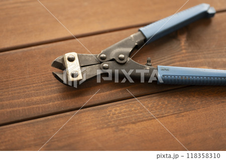 使い込まれた切断工具ハンディーカッター 使い込まれた切断工具ハンディーカッター 118358310