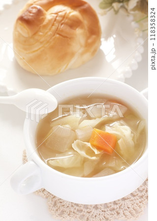 キャベツとニンジンと玉ネギの野菜スープとパン 118358324