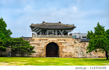 Geonchunmun Gate of Gyeongbokgung Palace in Seoul, South Korea 118358390