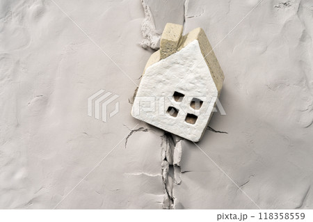 ミニチュアの家と亀裂の入った地面の様子 118358559
