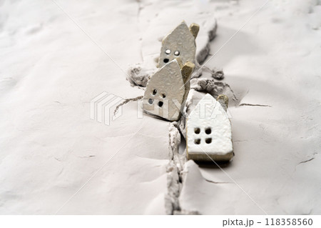 ミニチュアの家と亀裂の入った地面の様子 118358560