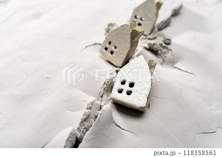 ミニチュアの家と亀裂の入った地面の様子 ミニチュアの家と亀裂の入った地面の様子 118358561