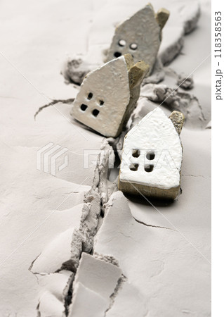ミニチュアの家と亀裂の入った地面の様子 118358563