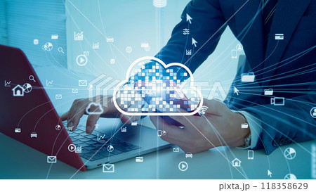 スマホとノートパソコンを使う人物とクラウドイメージ 118358629