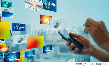 スマホで映像を見る人物 118358634