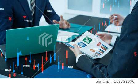 会議する人々と金融データ 会議する人々と金融データ 118358676