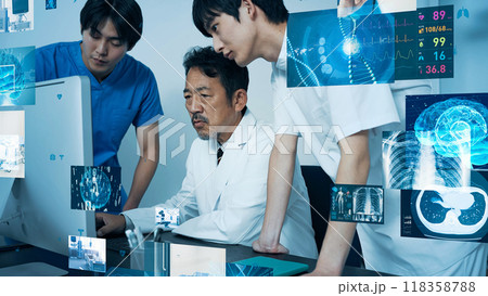 医療データを見る医療従事者のグループ 画像診断 医療データを見る医療従事者のグループ 画像診断 118358788