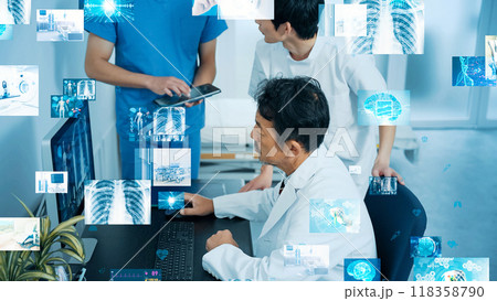 医療データを見る医療従事者のグループ　画像診断 118358790