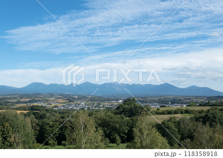 【美瑛町　北西の丘からの秋の風景と十勝岳連峰】 118358918