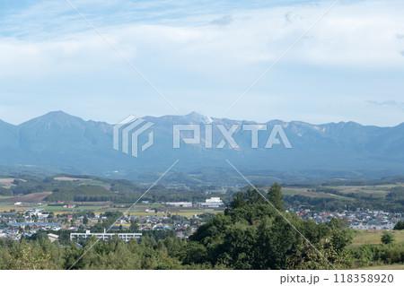 【美瑛町　北西の丘からの秋の風景と十勝岳連峰】 118358920